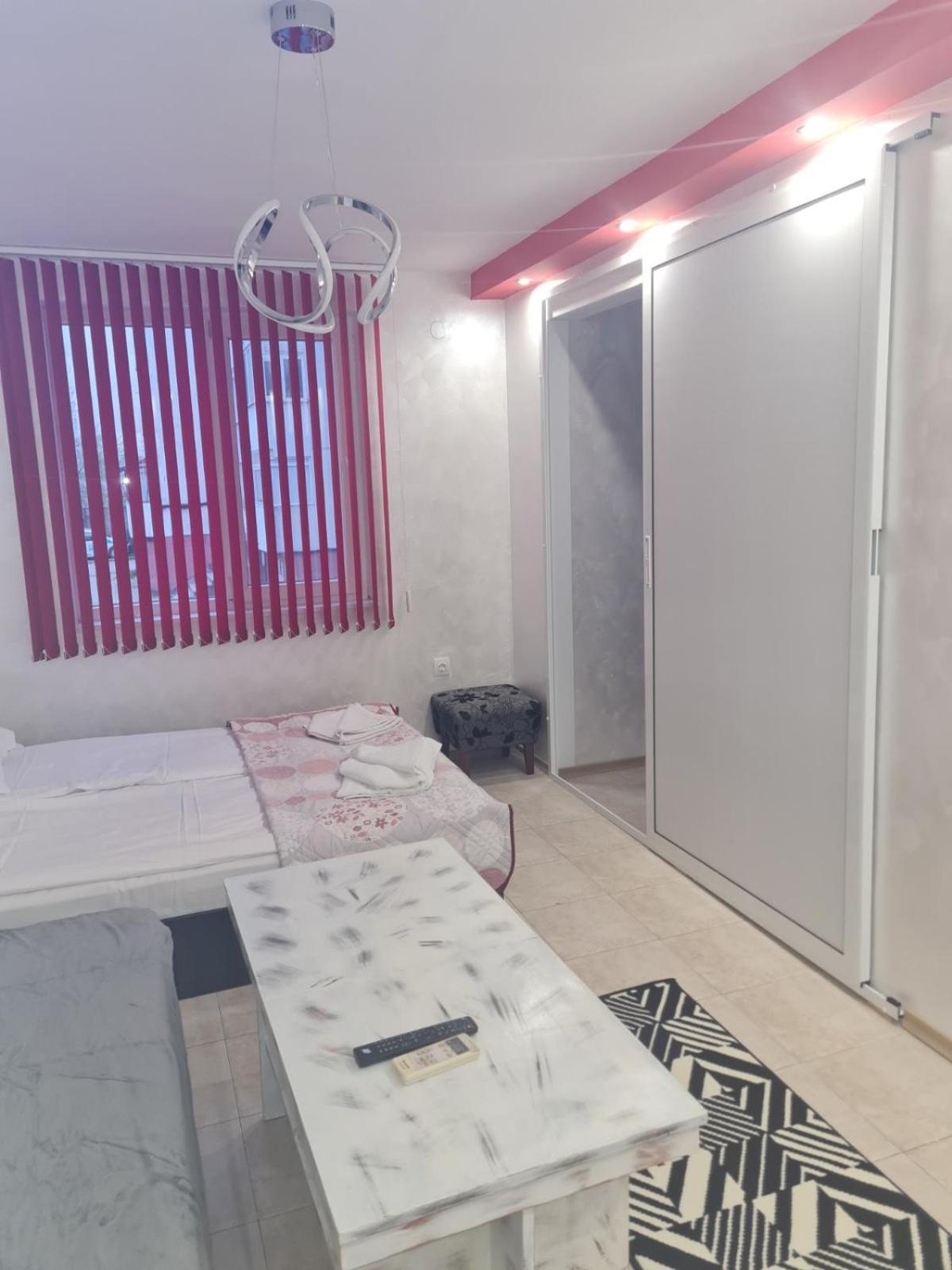 Appartamento Day And Night Veliko Tărnovo Esterno foto